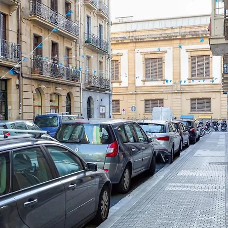 “the Palms” New, Ac, Terrace, Calm Near Old Town Apartment